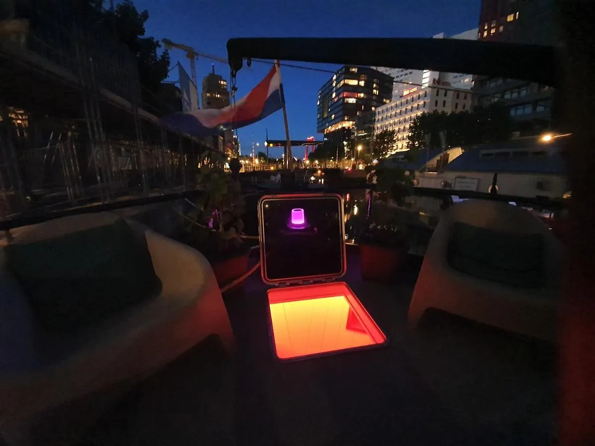 Hotel De Coaster & Aquarium Ponton à Rotterdam Bateau-hôtel