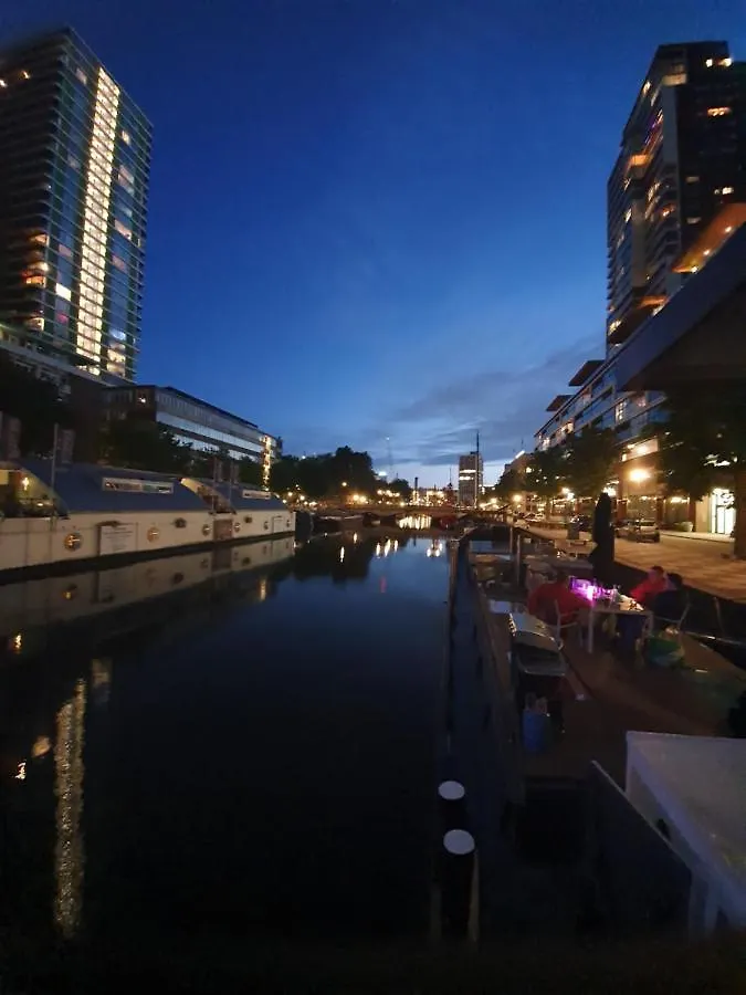 Hotel na wodzie Hotel De Coaster & Aquarium Ponton Rotterdam Holandia