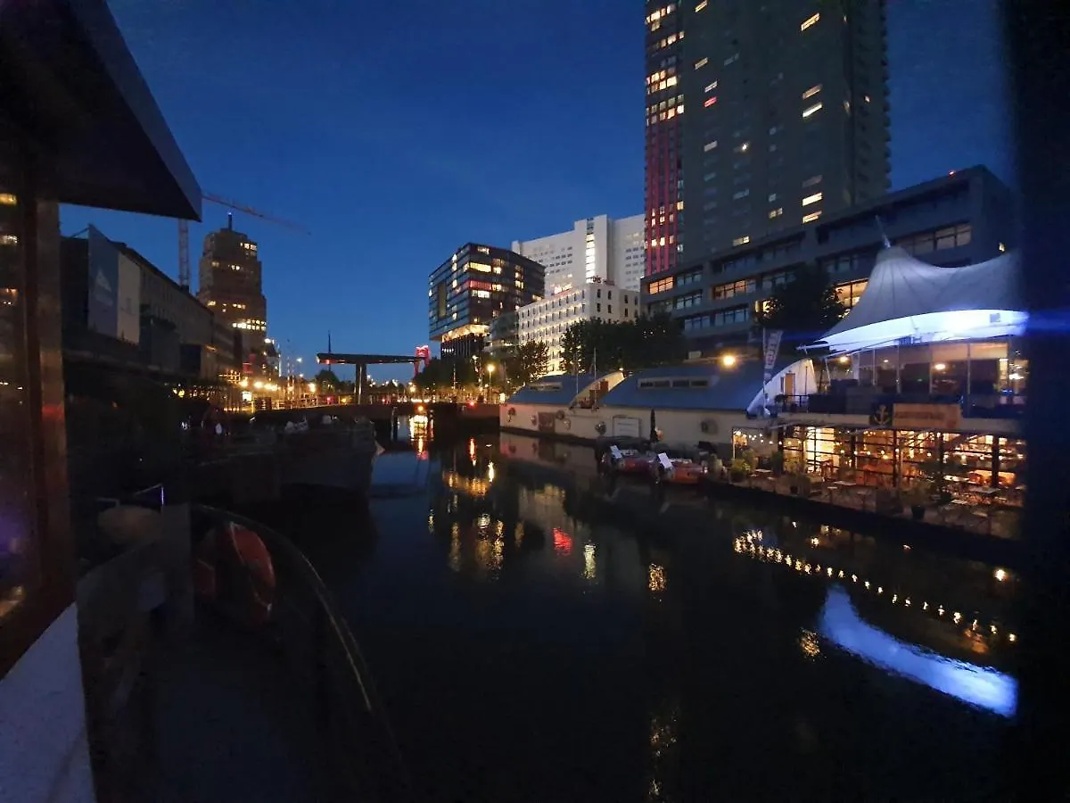 Bateau-hôtel Hotel De Coaster & Aquarium Ponton à Rotterdam Pays-Bas