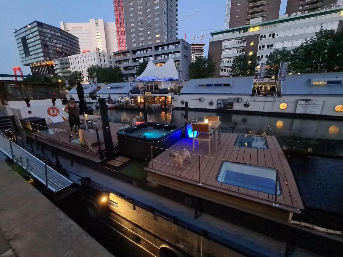 Hotel De Coaster & Aquarium Ponton à Rotterdam Bateau-hôtel