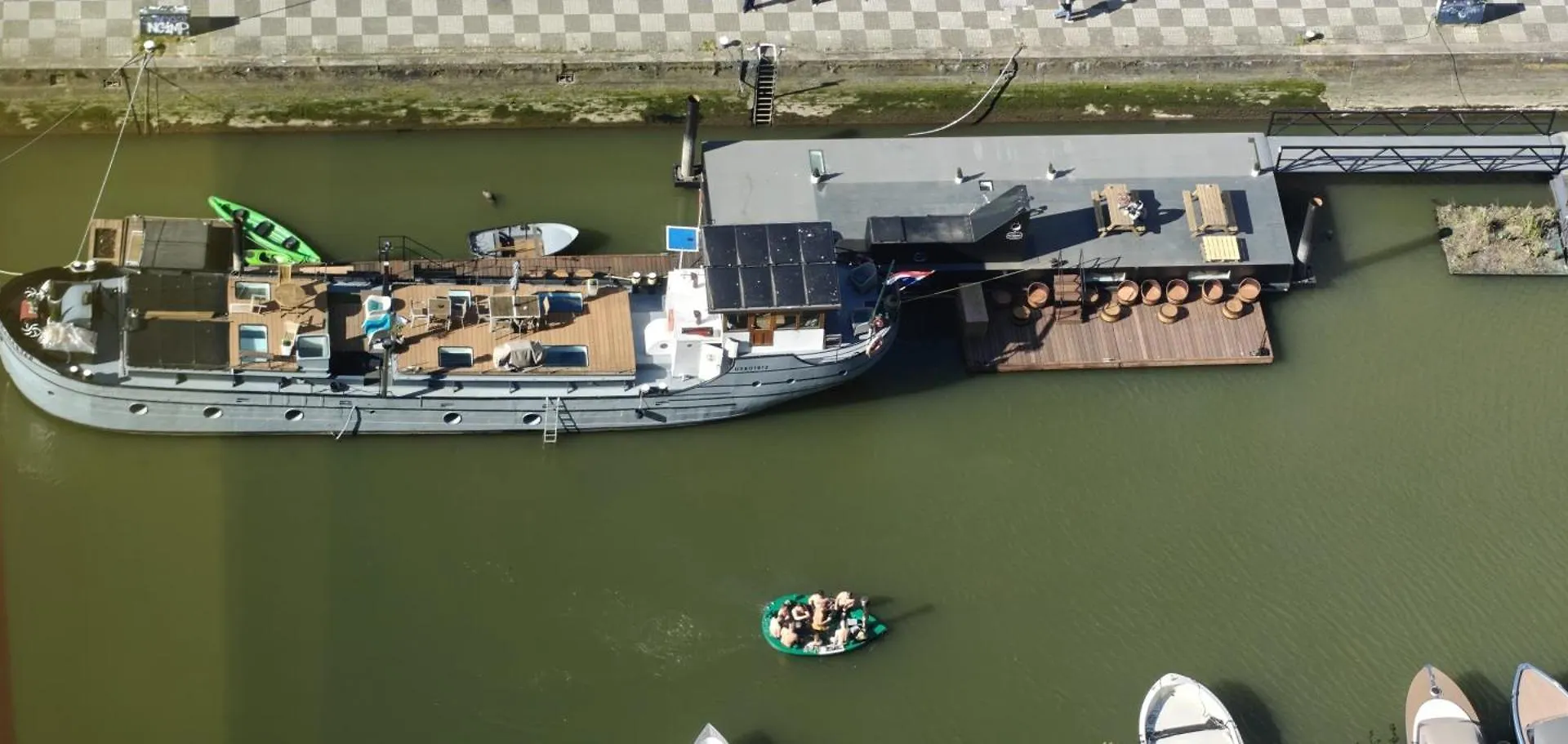 Bateau-hôtel Hotel De Coaster & Aquarium Ponton à Rotterdam Pays-Bas